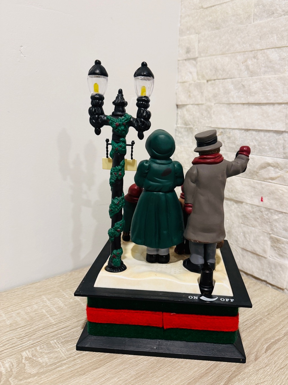Vintage 1990 Dickens Family Light-Up & Musical Christmas Display Smile Ind. Ltd. - Picture 5 of 13
